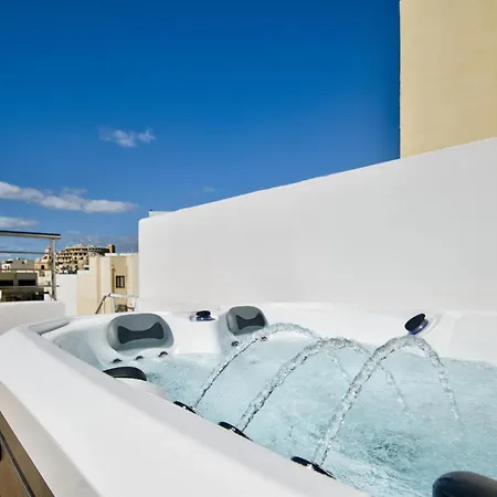 Tower Road & Penthouse With Heated Jacuzzi דירה