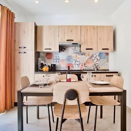 Tower Road & Penthouse With Heated Jacuzzi スリーマ